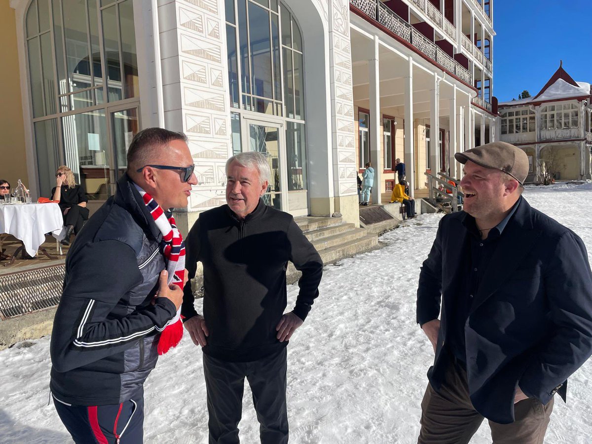 Rodina <a href="/spenglercup/">Spengler Cup Davos</a>. Oběd s prezidentem turnaje Marcem Gianolou a legendárním Bobem Nicholsonem, bývalým šéfem a současným hlavním poradcem <a href="/EdmontonOilers/">Edmonton Oilers</a>.