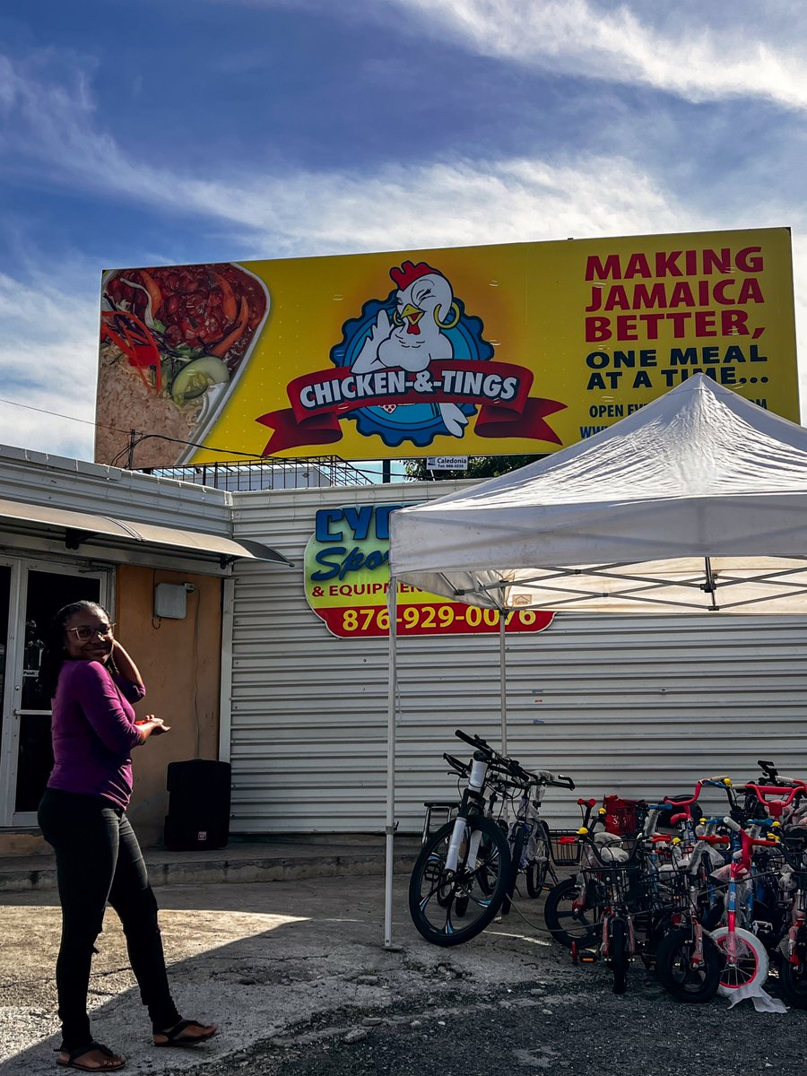 MszRockstar's tweet image. What a way to end my year! My photos for @ChickenAndTings (shot mid-pandemic in 2021) are now on billboards & bus stops (more to be installed). 'Quality images live forever,' the boss said—and I’m grateful to see @wheresthefoodjo’s work showcased like this. 🥹 🙏🏽