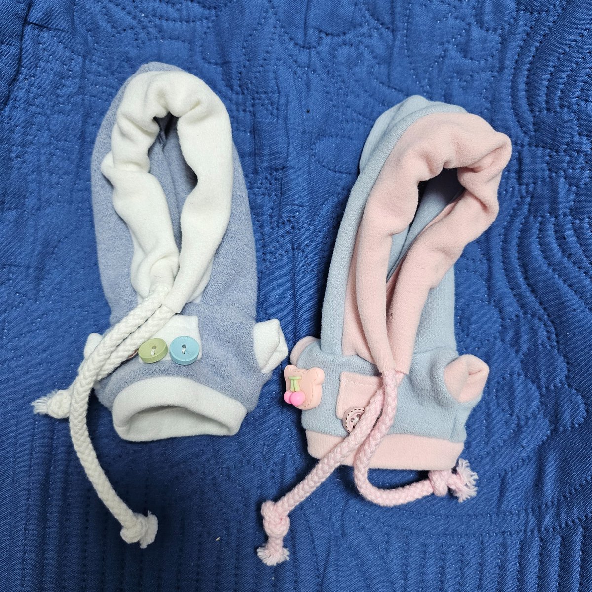 cloudy_R_'s tweet photo. #솜솜옷장터

10cm, 15cm 인형 옷 판매합니다

- 리가후드 파랑, 분홍파랑 각 8천원 일괄 1만5천원
- 두유 리버시블 자켓 파랑 블루 2만원

일괄구매 우대, 3개 일괄 시 3만원

배송비 별도(반택, 편택, 우체국 가능) https://t.co/9G2Pim10nR