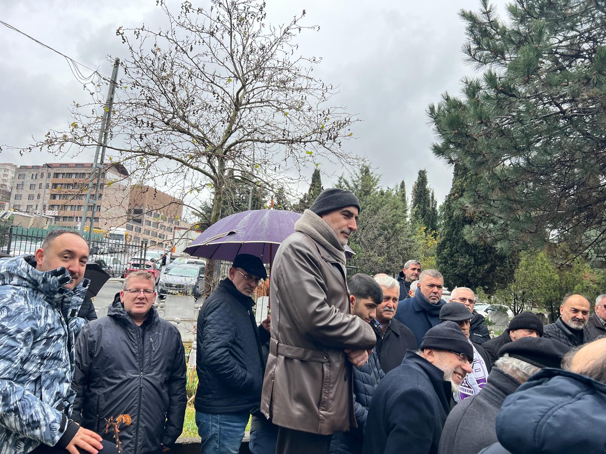 Yüksek İslâm Enstitüsü eski müdürlerinden, hocaların hocası, edip ve şair Ömer Çam Hoca vefatının 22. sene-i devriyesi münasebetiyle kabri başında yâd edildi. unyeliler.com/detail.php?Rou…