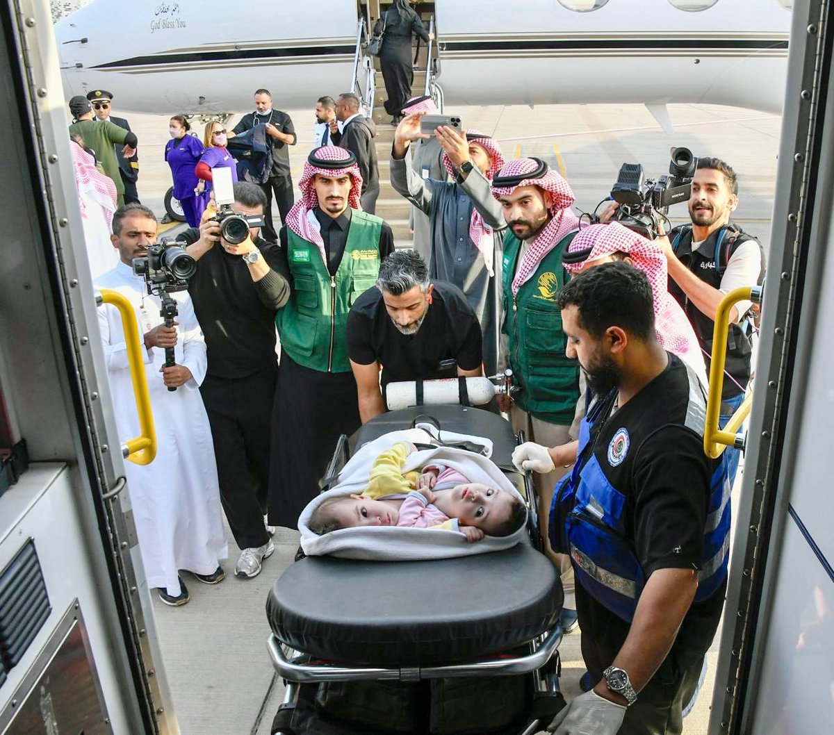 KSAEJ1's tweet photo. عاجل .. 

إنفاذًا لتوجيهات  #خادم_الحرمين_الشريفين  وسمو  #ولي_العهد .. 
وصول التوأم الملتصق السوري "سيلين وإيلين" إلى الرياض. https://t.co/3PABwMgVwQ