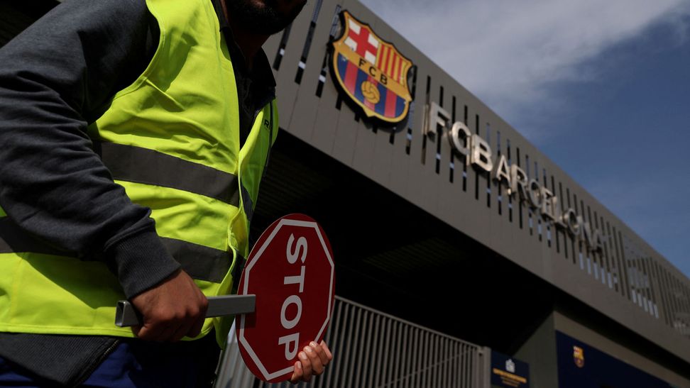 SrNaninho's tweet photo. 🚨💣 #ELCONFIDENCIAL 🇪🇸

Las asociaciones vecinales del Camp Nou están hartas de las promesas rotas de Laporta, que no sabe cuándo volverá al estadio.

"No queríamos más obras los sábados en el Camp Nou, pero el Barça siempre se sale con la suya".

Joan Laporta ya no sabe cuándo el Barça volverá al Camp Nou después de romper sus promesas, engañar a los vecinos y de que el club haya sido multado por el Ayuntamiento tras saltarse los horarios. La recuperación económica se ralentiza.

(@AlbertOrtegaES1)