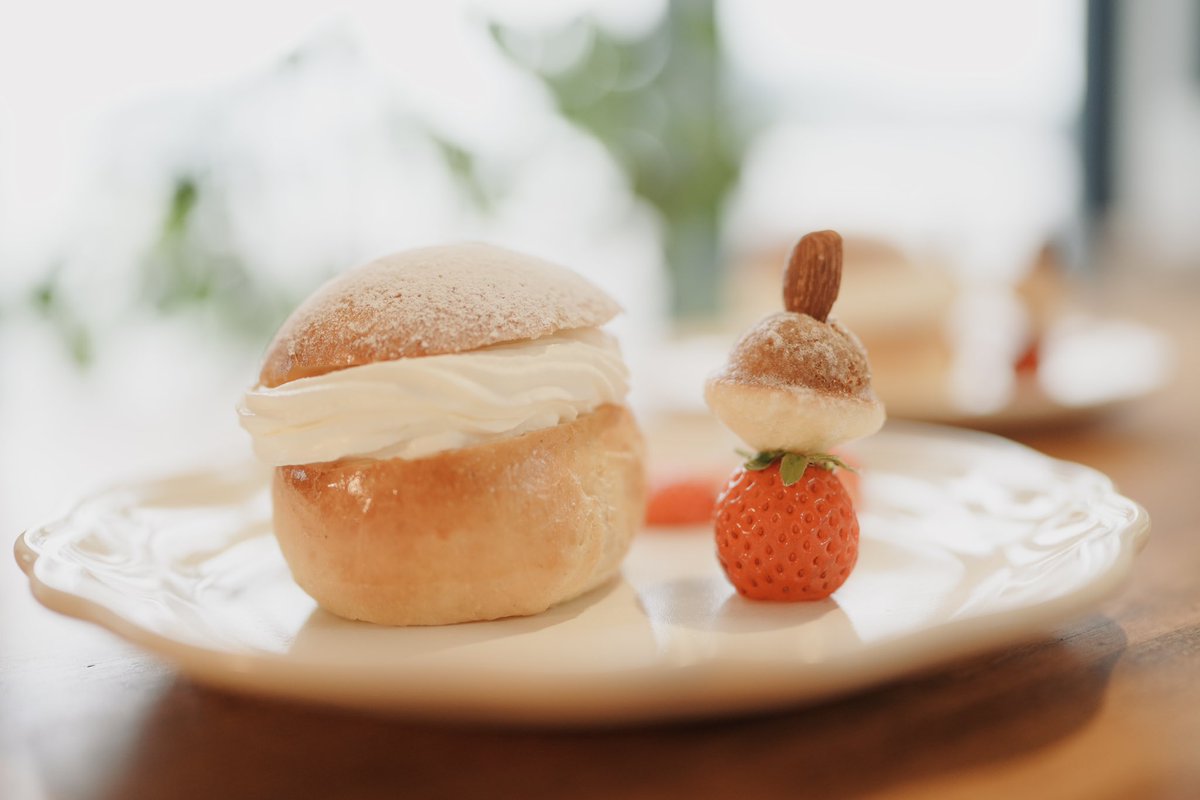 3_sheep__'s tweet photo. 今年のクリスマスは北欧料理でディナーを作って楽しかった🎄おやつに作ったフィンランドのラスキアイスプッラと、リトルミイ🇫🇮
彼が、かわいい！と喜んでいて、残ってるいちご全部ミイにする！と言って��似して作ってた。食べきれなくて、冷蔵庫を開けるとミイの集団が潜んでいる。 https://t.co/F9hTyi8QPJ