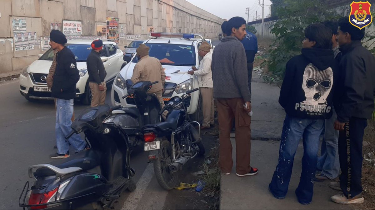CPJalandhar's tweet photo. Commissionerate #Police Jalandhar checked the persons by Naka-bandi and issuing challans to the minor #Vehicle #Drivers and triple riders. #FollowTrafficRules #JPCUpdates https://t.co/XhfnKfar2D