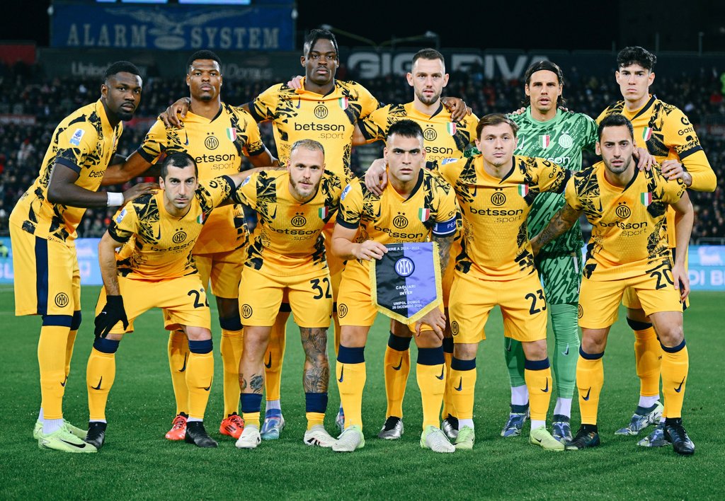 zonainteristi_'s tweet photo. Setelah Bastoni mencetak gol melawan Cagliari, total semua pemain inti sudah mencetak gol (kecuali Sommer). 👏🏻

Bisseck ⚽ 
De Vrij ⚽ 
Bastoni ⚽
Mkhitaryan ⚽
Dumfries ⚽⚽⚽
Dimarco ⚽⚽⚽
Barella ⚽⚽⚽
Calhanoglu ⚽⚽⚽⚽
Lautaro ⚽⚽⚽⚽⚽⚽
Thuram ⚽⚽⚽⚽⚽⚽⚽⚽⚽⚽⚽⚽ https://t.co/lLSaC3tZ4U