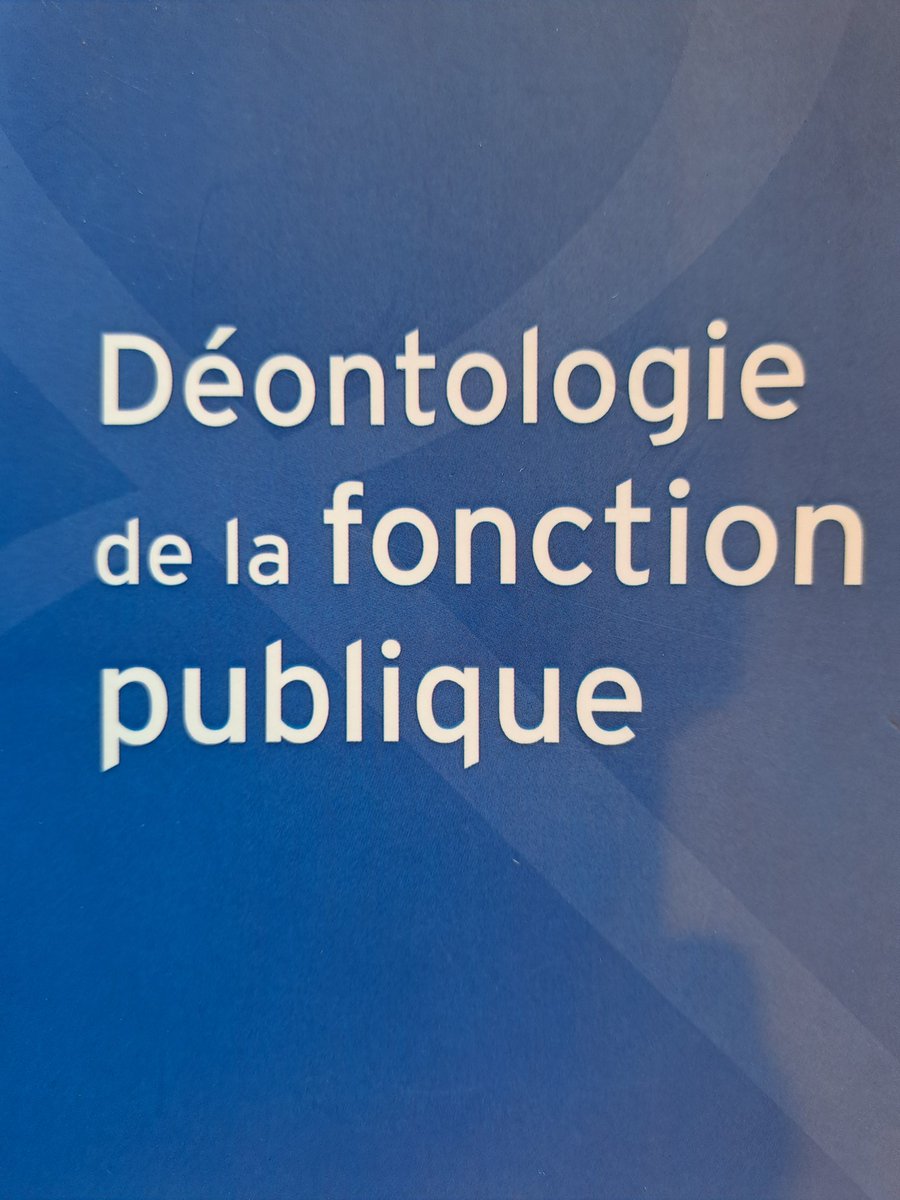 Le fonctionnaire est un citoyen spécial avec des obligations déontologiques spécifiques. La sanction est un échec la déontologie une ambition. Pour satisfaire l'intérêt général et réaliser les valeurs du service public  la déontologie de la fonction publique est spécifique
