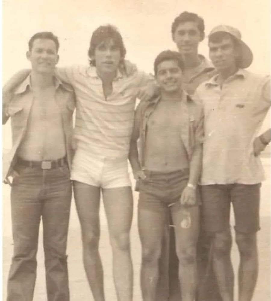 gob_py's tweet image. Nuestros años felices...
Tan jóvenes...
Flacos y felices!!!
Bien cabías, en cualquier tipo de ropas ...
Y sea cuál sea...
Bien te veías...
Ha...
Jaha hese...
