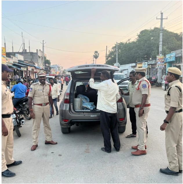 MalkajgiriCop's tweet photo. 👮‍♂️ Ensuring Your Safety! 👮‍♂️

#RachakondaPolice conducted thorough #vehicle_checkings at various locations within the commissionerate as part of enhanced #security_measures.
These proactive checks aim to ensure, curb illegal activities, and maintain #law_and_order.

#RachakondaPolice
#SafetyFirst #WeAreHereForYou