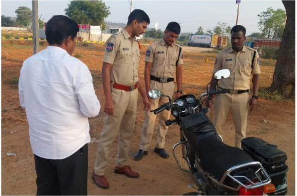 MalkajgiriCop's tweet photo. 👮‍♂️ Ensuring Your Safety! 👮‍♂️

#RachakondaPolice conducted thorough #vehicle_checkings at various locations within the commissionerate as part of enhanced #security_measures.
These proactive checks aim to ensure, curb illegal activities, and maintain #law_and_order.

#RachakondaPolice
#SafetyFirst #WeAreHereForYou