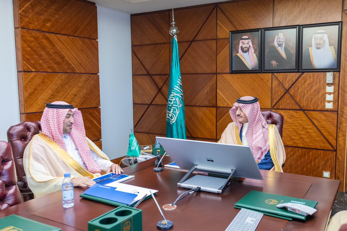 MosaAljadlan's tweet photo. تلقى صاحب السمو الملكي الأمير سعود بن نايف بن عبدالعزيز
#أمير_الشرقية
في مكتب سموه بديوان الإمارة اليوم الأحد، عرضاً عن مشاريع المياه في المنطقة قدمه رئيس القطاع الشرقي بشركة المياه الوطنية المهندس عادل بن جمعان الغامدي بحضور نائب الرئيس للمشاريع الرأسمالية المهندس فرحان العنزي.

وأكد سمو أمير المنطقة الشرقية أهمية الحرص على تنفيذ مشاريع المياه بكفاءة عالية تتلائم مع مخرجاتها المرجوه لخدمة المواطن والمقيم في المنطقة، ودعم منظومة الخدمات المائية والبيئية ووصولها للمستفيدين.

وقدّم المهندس الغامدي لسمو أمير الشرقية، تقريرًا عن أعمال الشركة ممثلة بالقطاع الشرقي ومشاريع تحسين جودة المياه مؤكداً تصاعد نسب الإنجاز بها والبالغ عددها (٨٤) مشروعاً بتكلفة تتجاوز (١٣) مليار ريال ، وقال " تم مد خطوط أنابيب تتجاوز أطوالها الثلاثة ونصف مليون متر طولي في ( الدمام ، الخبر ، الأحساء ، القطيف ، الجبيل ] وتسير وتيرة العمل بها بخطى منظمة وفق ما خطط لها"، مبيناً أن "عمل فريق المشاريع بالقطاع الشرقي بعد توفيق اللّه أفضى لزيادة في كميات المياه المحلاة التي يتم ضخها في مدينة الدمام ومحافظة القطيف بعدها ربطها بالمنظومة الجديدة".

وقدم رئيس القطاع الشرقي شكره لسمو أمير المنطقة الشرقية على توجيهاته الدائمة والداعمة لما فيه خدمة سكان المنطقة.