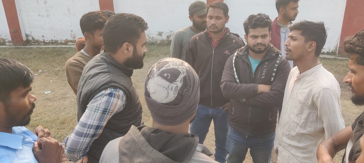 chhotus59735191's tweet photo. तीसरा दिन बिहार में,

आज जिला सारण छपरा में अपने पेंडिंग भर्ती वाले साथियों से मुलाकात हुआ, और अगले रणनीति व संगठन को मजबूत बनाने को लेकर विशेष बात चित हुई।

✊🏻जब तक तोड़ेंगे नहीं तब तक छोड़ेंगे नहीं✊🏻
#PendingSenaBharti 
@iChiragPaswan @INCIndia @RahulGandhi @yadavtejashwi https://t.co/Te9vmxQJbO