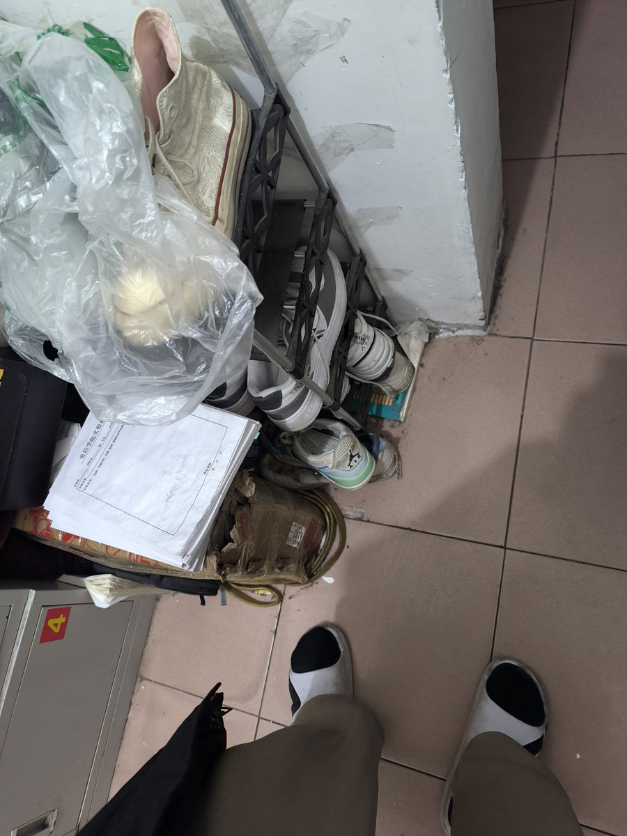 xiegousm's tweet photo. 放假了就是爽，好多宿舍都没人，可以尽情的闻直男的大臭鞋了 https://t.co/ViiCU7nZ70