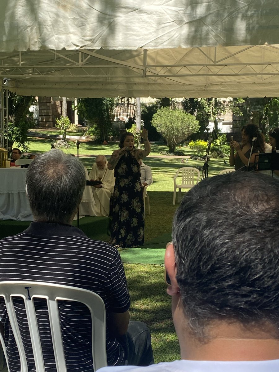Cachetes89's tweet photo. Cc venís a rendir homenaje y misa, y te salen con este angel que acompaña la celebración en parte final. Gracias @AndreaValobra feliz año. https://t.co/uXAWEVc6Ja