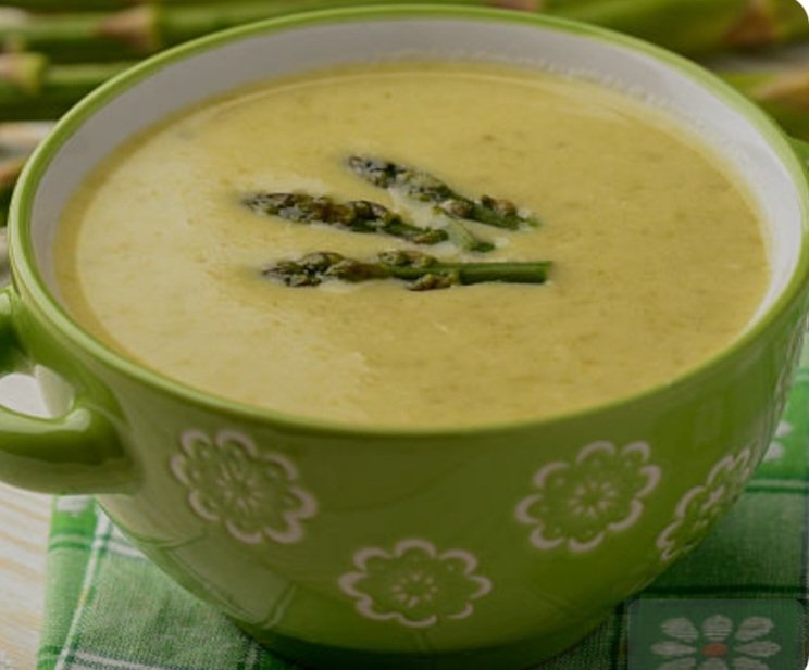 Almuerzo resuelto: crema de espárragos trigueros con huevo cocido 😋 
Rico, rico y con fundamento 😃😃