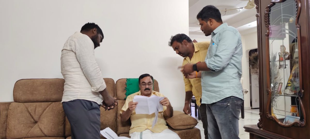 K Shivaprasad kuruma (@kshivaprasadsn) on Twitter photo వ్యవసాయ కమిషన్ సభ్యులు కేవీన్ రెడ్డి గారిని కలిసి రుణ మాఫీ గురించి చర్చిచడం జరిగింది.రెండు లక్షల మీద ఉన్న రైతులకి కూడా రెండు లక్షలు రుణమాఫీ చేయాలని సిఎంరేవంత్ రెడ్డి గారి దృట్టి కి తీసుకెలాలని కోరడం జరిగినది, శివ .
కల్వకుర్తి యువజన కాంగ్రెస్ <a href="/TelanganaCMO/">Telangana CMO</a> <a href="/Bhatti_Mallu/">Bhatti Vikramarka Mallu</a> వ్యవసాయ కమిషన్ సభ్యులు కేవీన్ రెడ్డి గారిని కలిసి రుణ మాఫీ గురించి చర్చిచడం జరిగింది.రెండు లక్షల మీద ఉన్న రైతులకి కూడా రెండు లక్షలు రుణమాఫీ చేయాలని సిఎంరేవంత్ రెడ్డి గారి దృట్టి కి తీసుకెలాలని కోరడం జరిగినది, శివ .
కల్వకుర్తి యువజన కాంగ్రెస్ <a href="/TelanganaCMO/">Telangana CMO</a> <a href="/Bhatti_Mallu/">Bhatti Vikramarka Mallu</a>