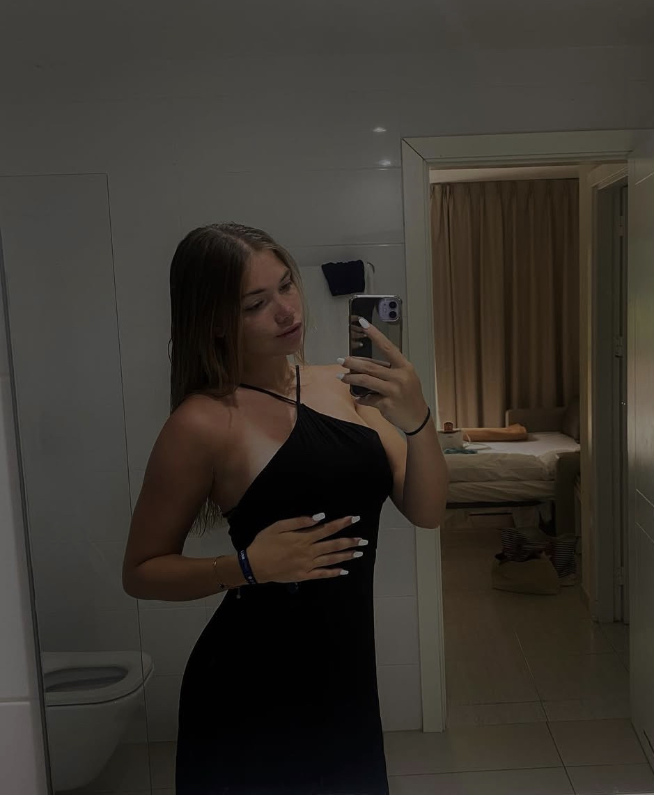 900!!🩷

Merci énormément, je ne pensais pas arriver à autant. Pour l'occasion, je vais faire gagner une journée entière où l'un d'entre vous  contrôlera ce que je twitte. Si cela vous intéresse, vous avez juste à liker ce post 

♻️TAS : 29/12 à 0h00 

let's go pour les 1000 🫣