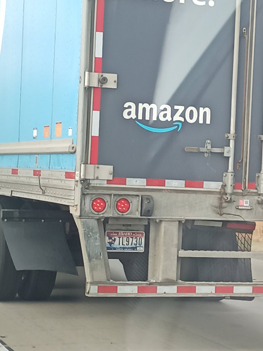 OuiCreateBuzz's tweet image. Interstate 95, Darlington county 9:15am this Amazon tractor trailer driver has cut us off twice. Reporting dangerous CDL driver @Amazon @FMCSA