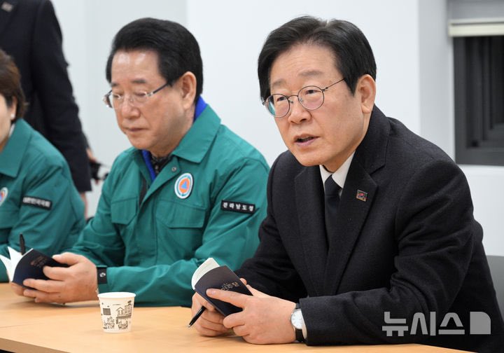 이재명과 민주당이 한 일

1. 도지사/시장과 함께 상황실 설치
2. 의원들 돌아가면서 유가족과 상담
3. 변호사회 법률지원
4. 유가족 커뮤니티 구성
5. 숙소 150여개 확보
6. 침구 셔틀버스 확보
7.  5.18광장 무안스포츠센터에 합동분향소 설치
8. 검시과정 우선적

정부= 체계를 잡지 못해 우왕좌왕.