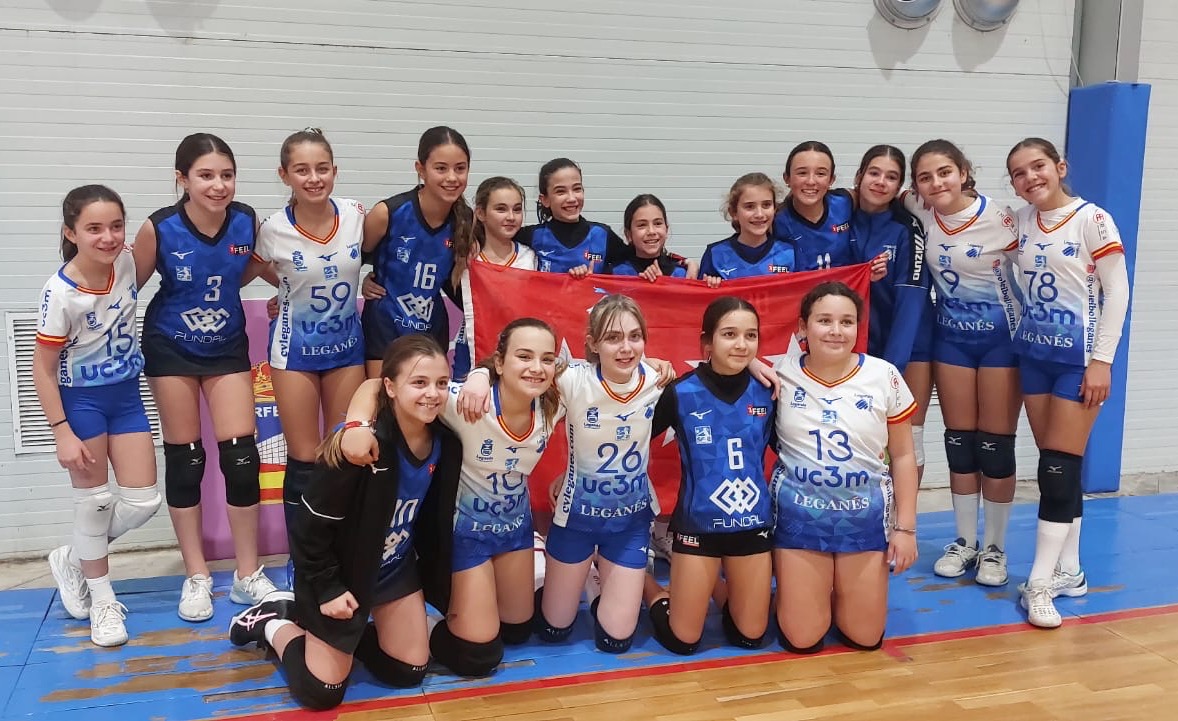VoleibolLeganes's tweet image. 🏆🇪🇸 #CopaEspañaVB - Cuartos de Final

🏐 Alevín A Femenino
🆚 FEEL Alcobendas
➡️ 0-2

#VamosLega 💙🤍 
#MejorCanteraESP 💪🇪🇸