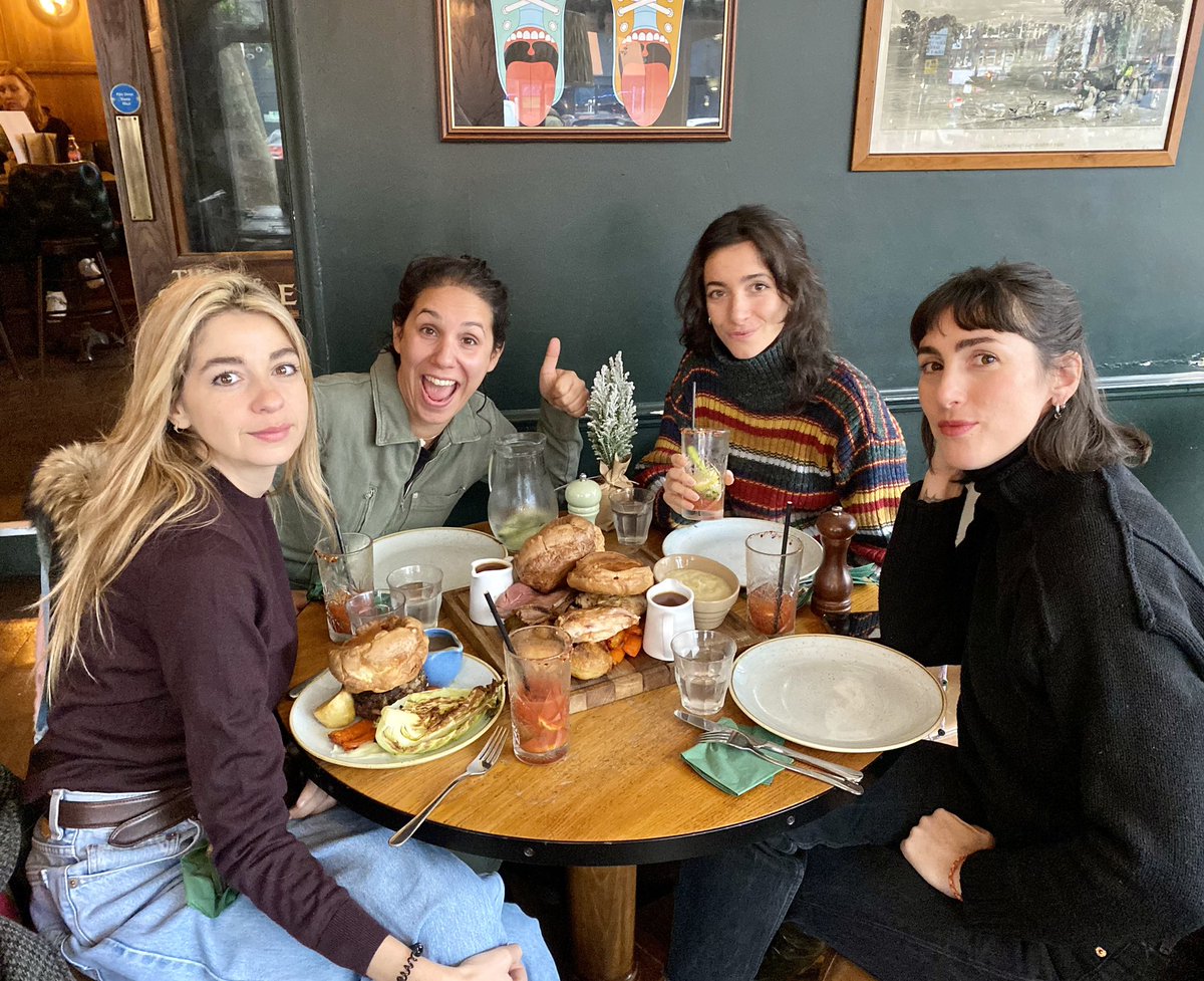 Sunday sharing roasts, the perfect option if you’re not sure which to choose 🤩
Our trio sharer roast gives you the chance to savour our beef, pork and chicken, so no one misses out!! 

#sundayroast #sharingboards #sharingroast #sharingiscaring #youngspubs