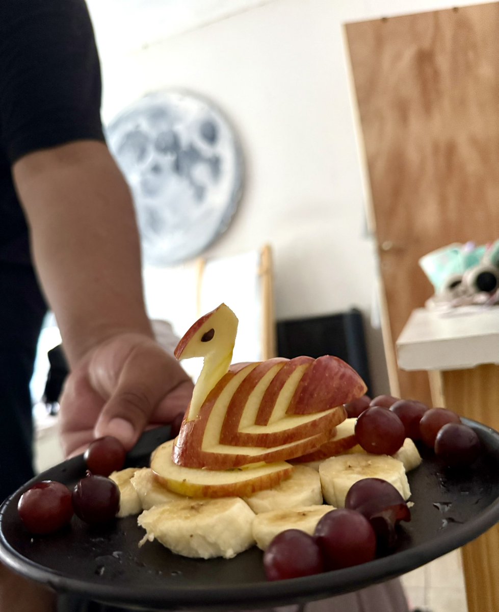 Nadie.
 
Mi marido en corto haciéndole el desayuno a nuestra hija un día cualquiera del año