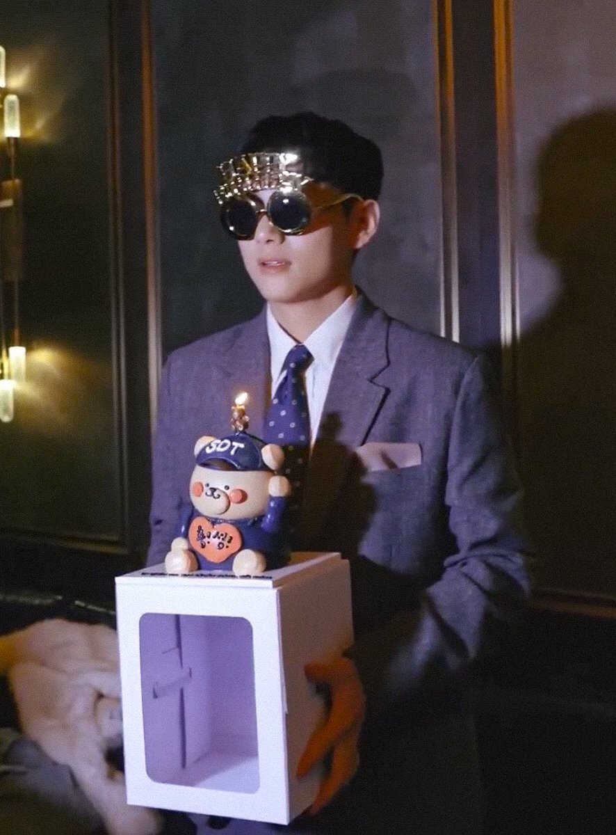 Taehyungimpact's tweet photo. HAPPY BIRTHDAY TAEHYUNG 
#HAPPYVDAY https://t.co/Ndl42VsV7e