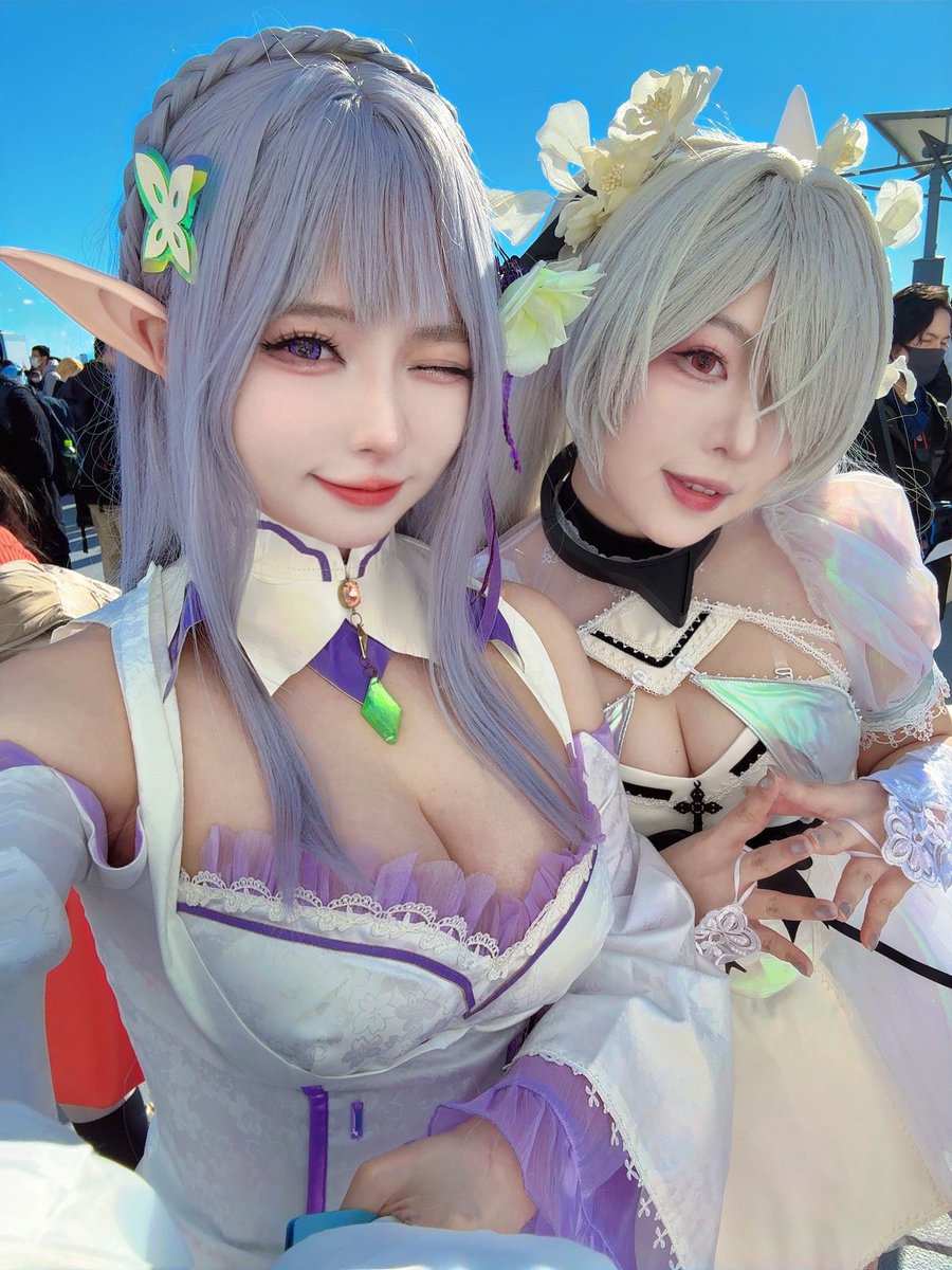 Comiket Day 1 with @iamdorasnow ❤️🫶🏻🥰 and met so many pretty girls see you all at booth East 3 Shi “06ab” “07ab”  #comiket105

@_wendydydydy 
@LoveHimeking 
@chihiro_changTW https://t.co/Qu1pLdOg3g