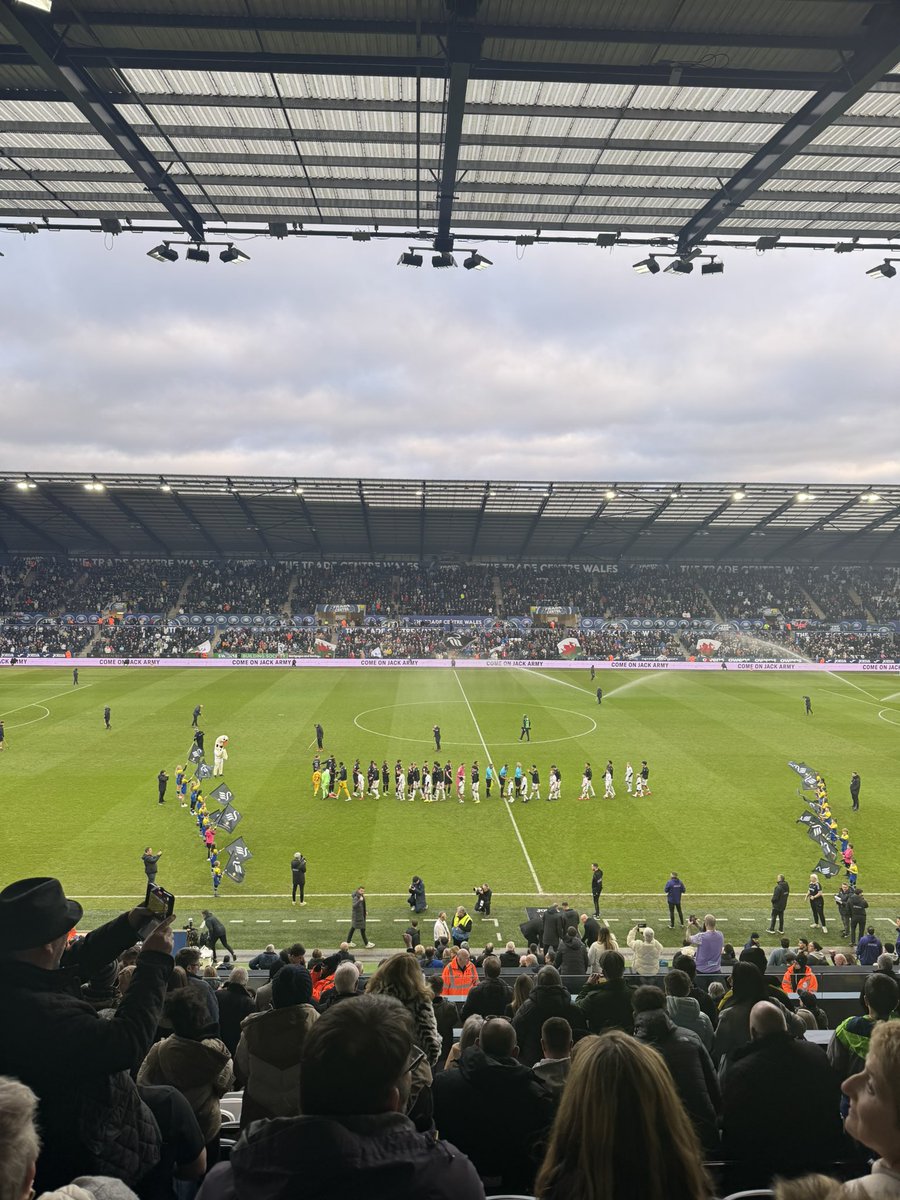 MollyStephens_'s tweet image. For the final time in 2024 - updates across 📺 #BBCFinalScore &amp;amp; 🎙️ @5liveSport.

Swansea unchanged and full of confidence after their dismantling of QPR on Boxing Day.

Luton make 2 changes - Bell &amp;amp; Nakamba in - as they look for their first win in 9 on the road.