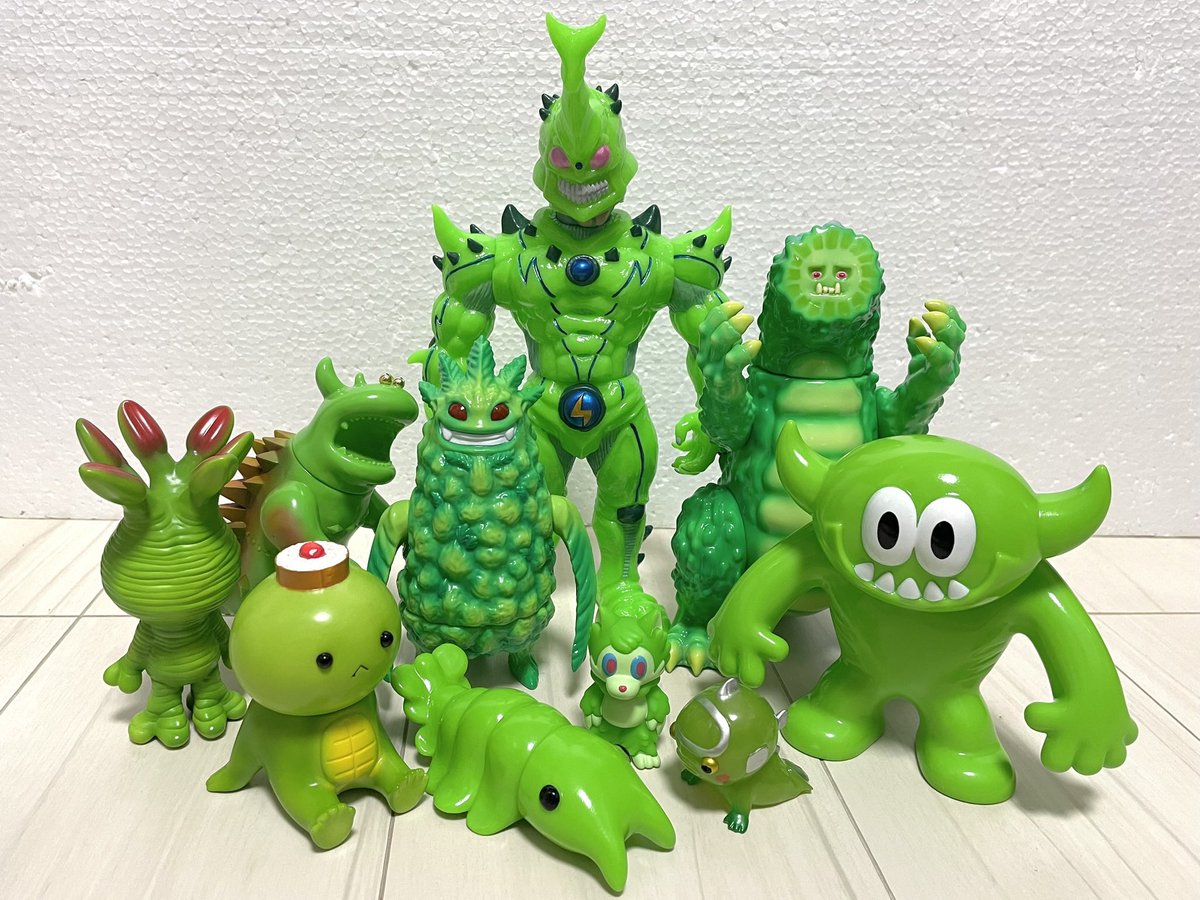 o3h7wb1961103KT's tweet photo. 魅惑のきみどりPART6
本年最後の「きみどり」は、新世代作家さんのソフビを中心に集めてみました。(じゃない方もいますが)
#ソフビ #ゴーヤ怪獣
#ガンジャーラ #マンドラグラキ
#わっぱ #アノマロカリス
#おおかみくん #ゲンゲン
#RhinoRexer #INOCENT
#GABUGABU
良いお年をお迎えください https://t.co/zvSQRSly55