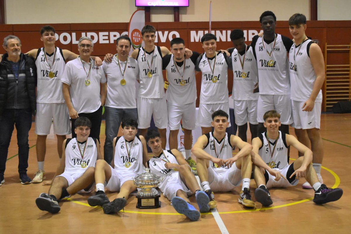 basketaraba's tweet photo. 🏀JUNIOR MASCULINO #EUSKNAF24
Victoria final de nuestra selección junior masculina frente a Bizkaia en un partido peleado durante los 40 minutos. 
TXAPELDUNAK!!!🥇🏆

@basketaraba 85
@BizkaiaBasket 79

#basketaraba https://t.co/jxtXIEqNNs