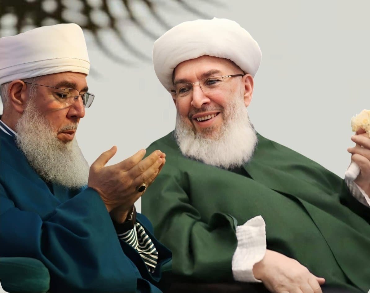 "O yüz; her hattı tevhid kaleminden bir satır
O yüz ki göz değince Allah'ı hatırlatır"