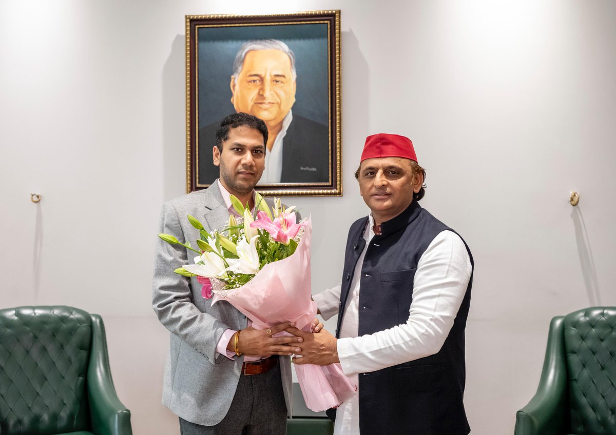 yadavakhilesh's tweet photo. @ सपा कार्यालय https://t.co/puTnJrbU5n