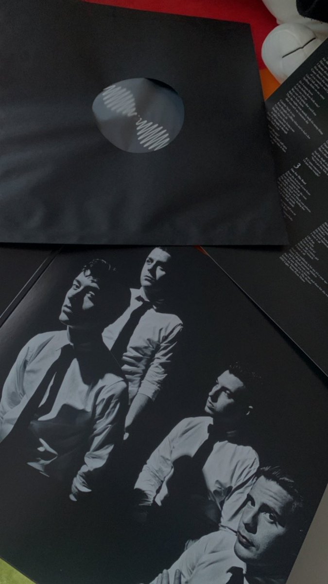 qatsi_'s tweet photo. por fin tengo un tocadiscos. también se dio la casualidad de que encontré el vinilo de AM 🤭 https://t.co/ePsZ7DW7lU