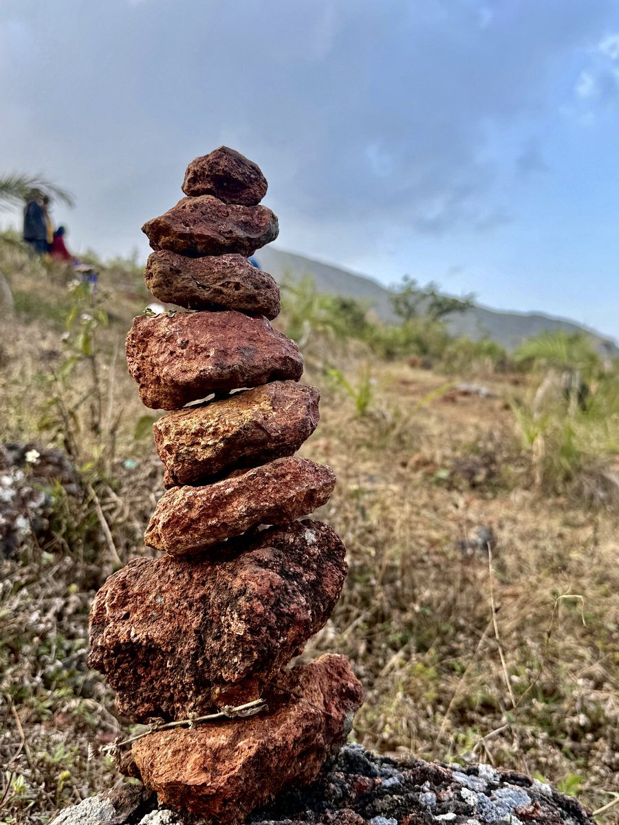 Drakshays's tweet photo. ମାତ୍ର ଗୋଟିଏ ହାତରେ ଗୋଟେ ପରେ ଗୋଟେ ଥୋଇକି ବାଲାନ୍ସ କରା ହେଇଛି ....No use of another hand to get the balance😉
📍ଦେଓମାଳି
#StoneStacking #RockBalancing https://t.co/lc28RWYlzM