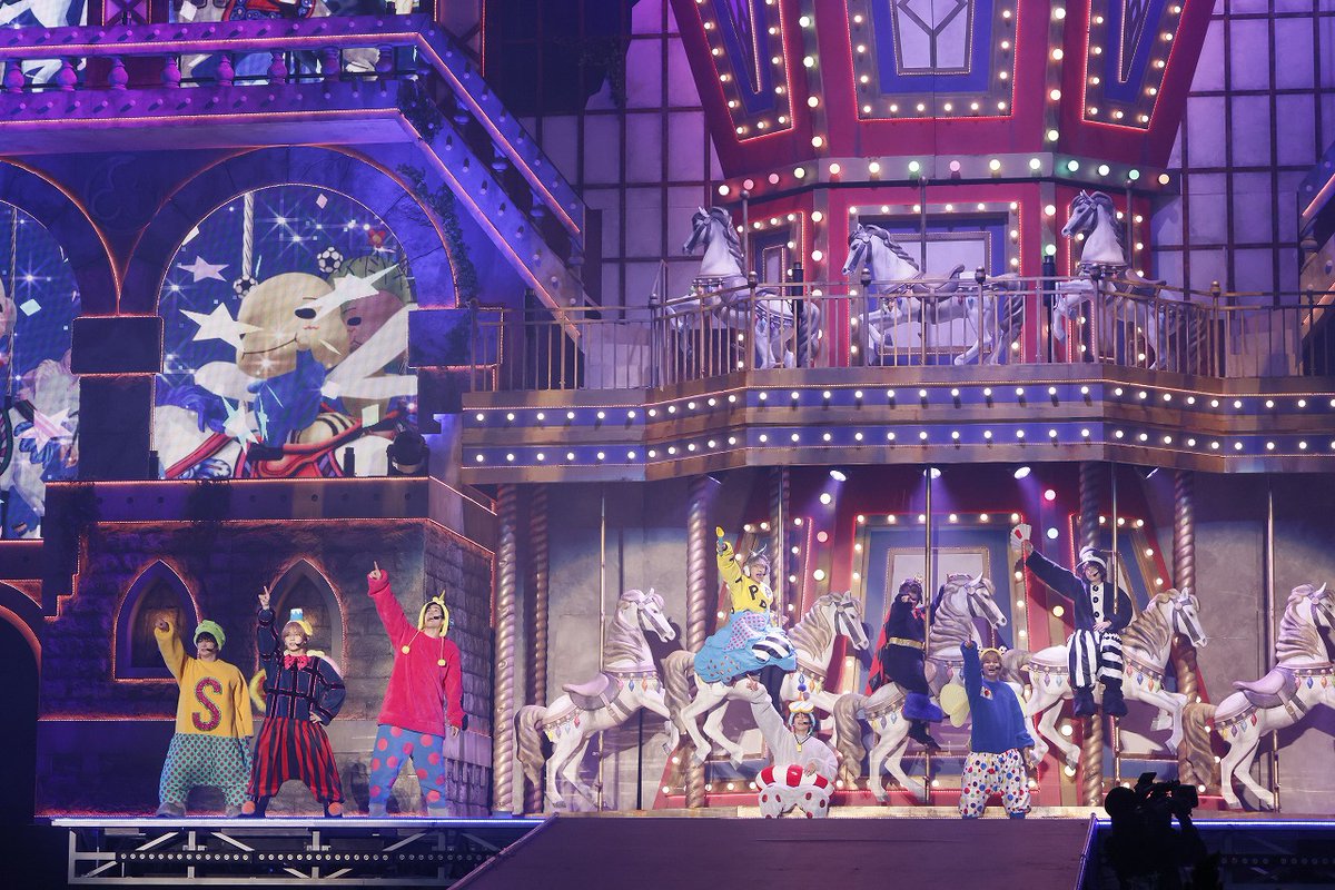 oricon's tweet photo. Hey! Say! JUMP、年末年始の東京ドーム4Days初日が開幕🎠✨️
https://t.co/rCcFUDGVc8

ダーク＆ポップな世界に誘う🎡“演出”山田涼介のこだわりあふれる光輝くステージ展開🎢【詳細レポート】
https://t.co/cGnoJInry4

#HeySayJUMP  #JUMPのエイチ https://t.co/r0IB6cVqF6