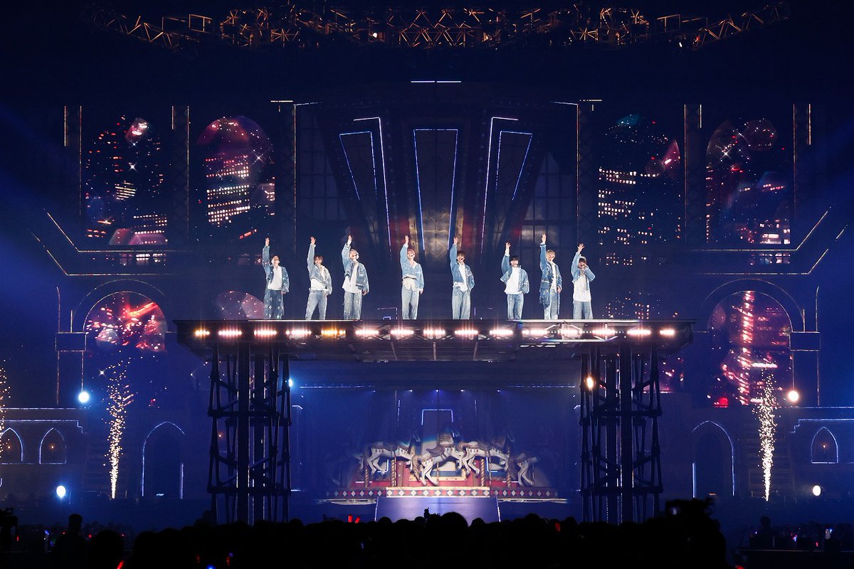 oricon's tweet photo. Hey! Say! JUMP、年末年始の東京ドーム4Days初日が開幕🎠✨️
https://t.co/rCcFUDGVc8

ダーク＆ポップな世界に誘う🎡“演出”山田涼介のこだわりあふれる光輝くステージ展開🎢【詳細レポート】
https://t.co/cGnoJInry4

#HeySayJUMP  #JUMPのエイチ https://t.co/r0IB6cVqF6