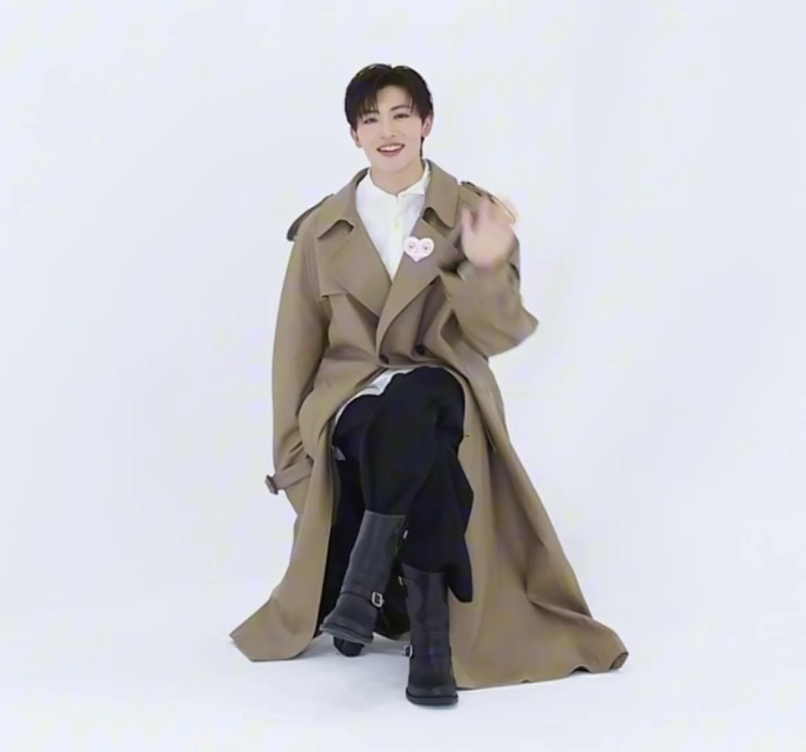 mamangsarang's tweet photo. 고고하게
앉아계시다��                                          
                                                              끙차!

                                                     왤케귀어운데… https://t.co/nVgS5XAYea