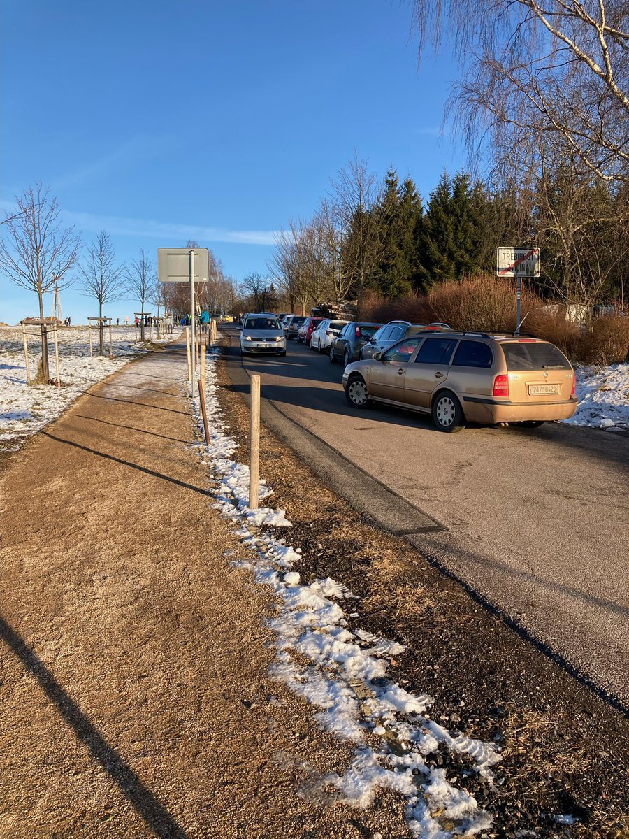 LukasBreba's tweet photo. @VlastimilWeiner @PolicieCZ @CT24zive Zvičina nejvyšší kopec Podkrkonoší, taky plno https://t.co/2Iue5dyL7j