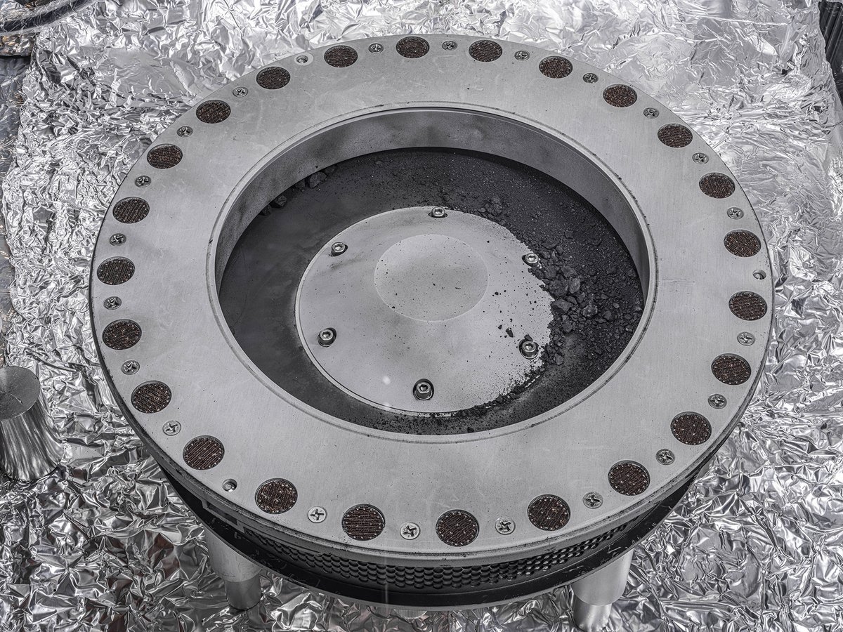 NASAGoddard's tweet photo. In 2023, the OSIRIS-REx mission returned a sample of asteroid Bennu to Earth. Early analysis of the sample revealed carbon, nitrogen, and organic compounds, all of which are essential components for life as we know it. https://t.co/fajhm8OkZg