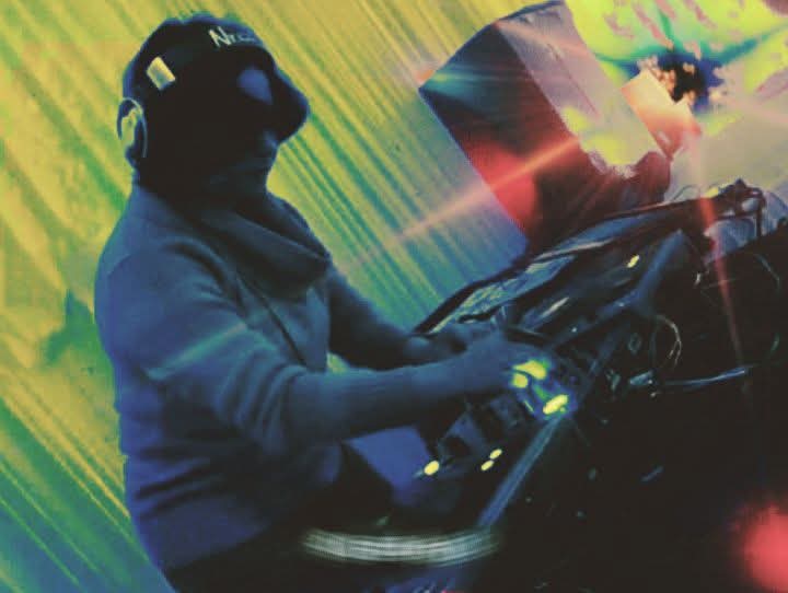 dj_bluhi's tweet photo. Let's Electro #dj #djs #music #musicalgenre #pioneer #cdj800 #headphone #beats #rhythm #remixsongs #hollywoodmusic #bollywoodmusic #partytime #partyplanners #eventplanners #djing #djlife #artist #sound #light  #nightlife #Twitter #ladydj #occasionalshow #Musician #photographer https://t.co/HDkko5DioM