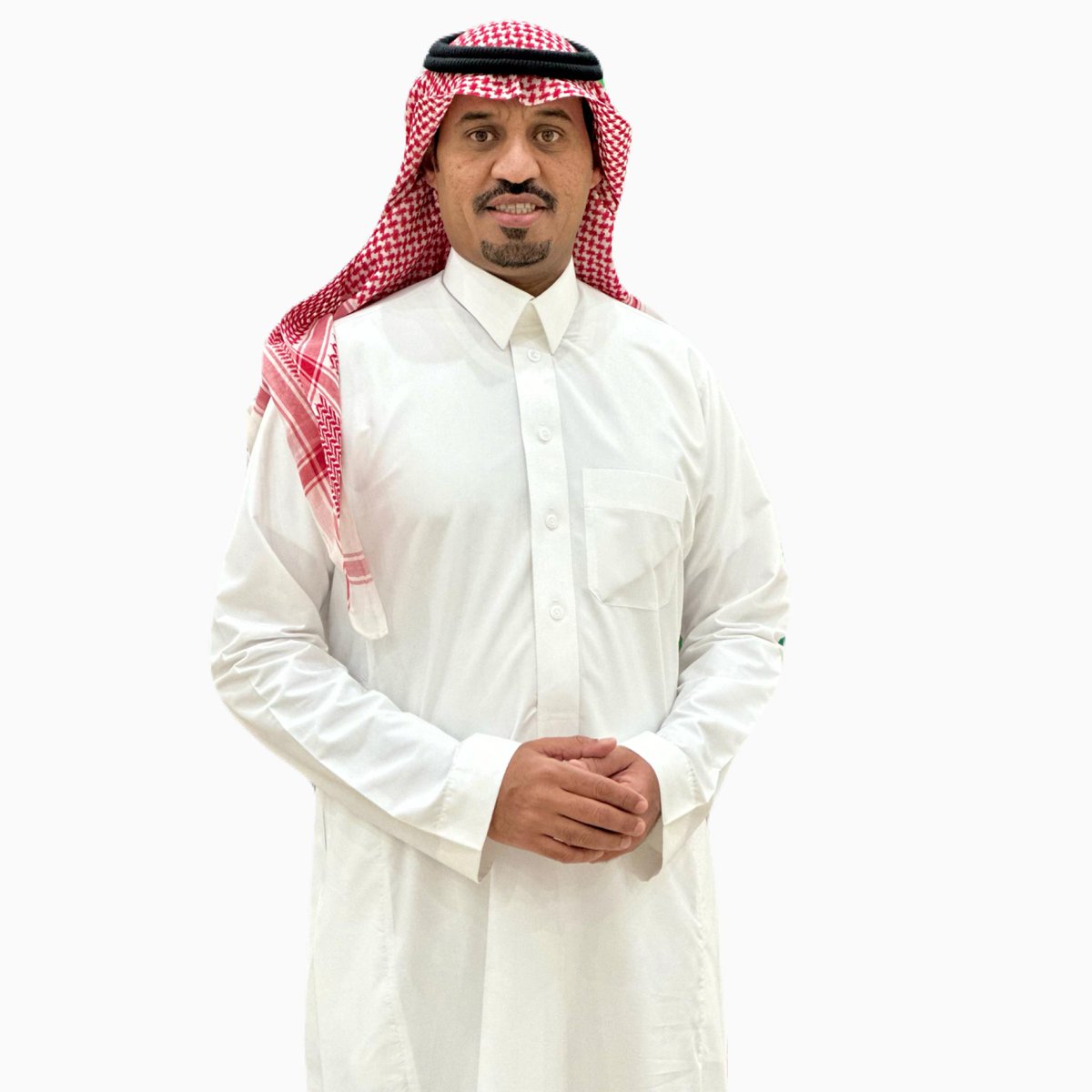 fahad_alkulaib's tweet photo. [ #كفاءة_وابداع ] المصور (#ماجد_العتيق_انموذجًا)يستثمر المصورون المحترفون في الكاميرات والعدسات ومعدات الإضاءة عالية الجودة والأدوات الأخرى اللازمة لالتقاط صور #استثنائية  تلامس الإبداع والخيال. تتيح لهم هذه الأدوات المتخصصة إنشاء صور بجودة فائقة ووضوح وعمق  ويبقى #المصور هو محور الجودة العالية والاتقان في جماليات التقاط #الصورالجميلة وتجسيدها و التى تبقى عالقة بالذاكرة الحية ولايمكن أن تنسى ابدًا، ولعل عدسة المصور الصديق المبدع ابن #الزلفي الشاب #ماجد_بن_عبدالرحمن_بن_صالح_العتيق والذي انوه عنه اليوم  وهويستحق التنويه والاشادة والتكريم ، وهوأحد المبرزين الهواة  المبدعين إذ يتحفنا بعدسته الساحرة  بين الفينة والفينة كهاوي محترف #بصور عن محافظتنا الغالية #الزلفي  غايةً في الروعة والجمال والخيال،ويخصنى مشكورًا بين الوقت والآخر بأرسال صور منتقاة من عدسته في غاية الروعة والجمال والأبداع أكٌثر التأمل والتغزل بها والتي تظهر جوانب متنوعة التفاصيل ومن أماكن وزوايا مختلفة منها الصور الجوية والأرضية ومنها الليلية والنهارية ومنها مايلُتقط مع بزوغ الشمس واشراقتها ومنها مقاطع الفديو وهي في مجموعها تُعبر تعبيرًا لافتًا عن جماليات سحر هذه العروس الفاتنة التي سحرت القلوب قبل العيون ،والتي تعجز عن وصفها الصور والكلمات ،ووصف جمالها المأتلق،وهي تكشف عن موهبة بل مواهب واعدة تحتاج الى التشجيع  والدعم، وادعوه  هو وزملائه المصورين المبدعين لإقامة معرض لعرض تلك الصور التي التقطها بعدسته والتي تصل إلى المئات  من الصور بالإضافة الى الصور التي التقطها زملائه من المصورين في المحافظة والتي تصل إلى الآلاف  من الصور  ،وأن تكون لهم جمعية خاصة بهم تنظم وتصقل موهبتهم وتوفر لهم كل مايحتاجونه من أدوات،وصدق الشاعر المخضرم #عبدالله_الدويش_- رحمه الله- عندما جسد محافظته #الزلفي شعرًا إذ انشد يقول:-[اظن مايحتاج ناصف لك الدار 
ماقف طويق حي هاك الديارا
شرقيها ضلع كما المزن ظهار
وغربيها من نايفات الزبارا]
و #الزلفي جوهرة  من اللؤلؤ  المكنون في قوقعة محارة مزدانة  بكل تفاصيلها ومعالمهاوفي كل الأوقات والمواسم و الفصول من أيام السنة ، وهذا أقل ما يمكن ان توصف به #الزلفي وتستحق هذا بل وأكثرمن ذلك، فهي المحافظة التي ولدت من رحم الصحراء جنة خضراء تشيع سحرًا وجمالاً وابهارًا، حتى فتنت كل من نزلها وراءها وزارها وتولع بها، حتى أصبحت اليوم مدينة ساحرة تنبض بالحياة لأهلها ولزوارها ،واليوم تبدع عدسات المصورين من أبناء محافظة #الزلفي  المبدعين وسوف افرد لهم تغريدة خاصة بعد اكتمالية تقصي أسماؤهم جميعًا وحصرها لكي لا انسى أحدا منهم،ومن بينهم الصديق المبدع الذي لفت الانتباه في المشهد #ماجد_العتيق - والذي أشبه عدسته كمن  يستخرج اللؤلؤ من المحّار الموجود في قيعان المحيطات !!!،وأقول هنا من حبات الرمال  لعدم وجود المحيطات #بالزلفي ،حيث يبدع في أخراج هذه  #الصور لنا وكأنه يغوص  ويخرجها من المحار  ولقد شرفني و زارني في منزلي با #الزلفي واهداني مجموعة لعدد  من الصور- واشكر له #هديته الجميلة  التي التقطها وانتقاها لي لصور من #الزلفي سيكون لها مكانًا  أثيرًابارزًا في منزلي بمحافظة #الزلفي