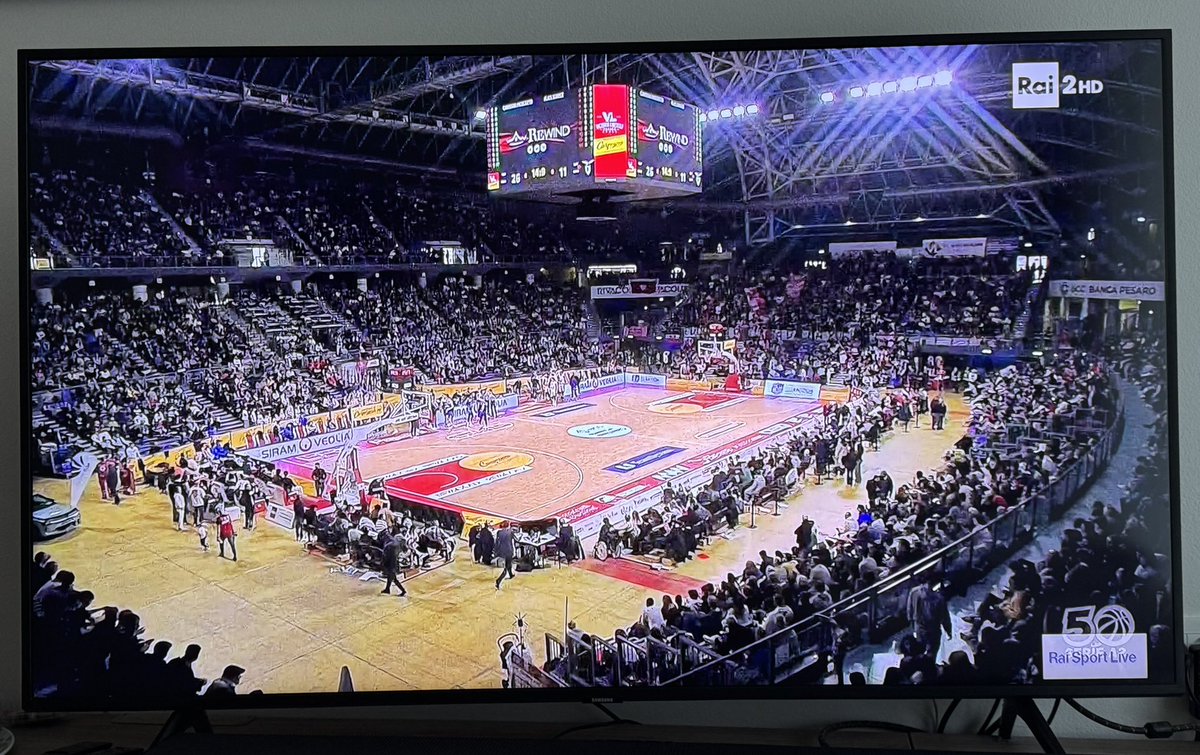 Pesaro-Fortitudo.
Rai Due.
8000 spettatori.
Quasi 1000 in trasferta.
Sembra di essere negli anni 90.
E invece siamo soltanto in A2.
Dodicesima contro decima.
Entrambe hanno un coach diverso da quello di inizio stagione.
Ci sono posti dove il basket è uno dei monumenti più