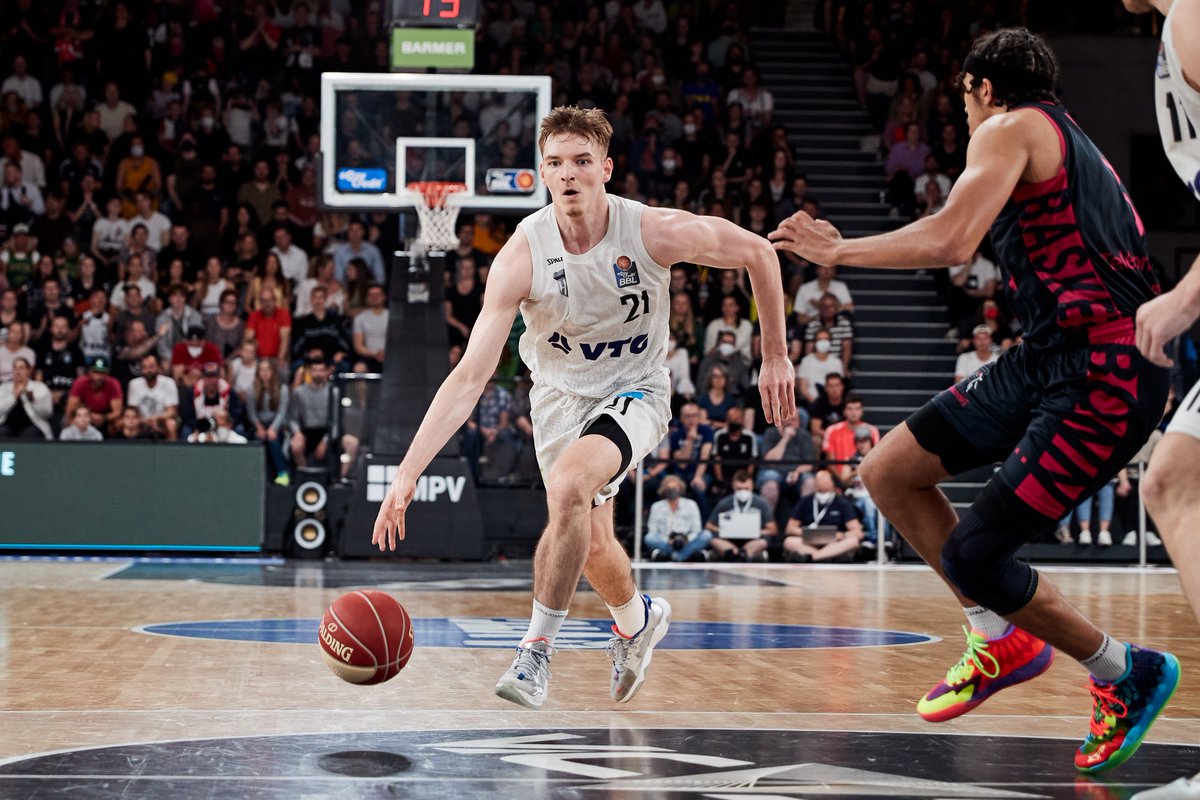 hamburgtowers's tweet photo. 🧃 𝙅𝙐𝙄𝘾𝙀 𝘼𝙐𝙁 𝘿𝙄𝙀 1⃣ 💥
📊 Ihr habt gewählt – Mit 9,1 % ist Justus Hollatz euer #TopTower aus den letzten zehn Jahren! 🏀🖤
Mit 18 warf uns Justus zum Zweitliga-Titel, ehe er zweimal Youngster des Jahres der @easyCreditBBL wurde. Die Krönung: Weltmeister 2023! 🇩🇪🏆 https://t.co/Uy0wC5zpZG