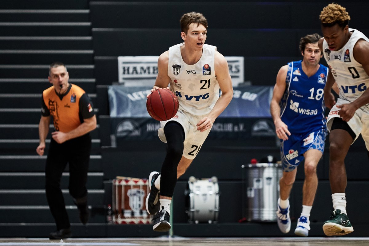 hamburgtowers's tweet photo. 🧃 𝙅𝙐𝙄𝘾𝙀 𝘼𝙐𝙁 𝘿𝙄𝙀 1⃣ 💥
📊 Ihr habt gewählt – Mit 9,1 % ist Justus Hollatz euer #TopTower aus den letzten zehn Jahren! 🏀🖤
Mit 18 warf uns Justus zum Zweitliga-Titel, ehe er zweimal Youngster des Jahres der @easyCreditBBL wurde. Die Krönung: Weltmeister 2023! 🇩🇪🏆 https://t.co/Uy0wC5zpZG