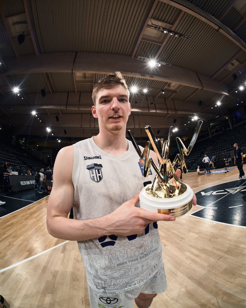 hamburgtowers's tweet photo. 🧃 𝙅𝙐𝙄𝘾𝙀 𝘼𝙐𝙁 𝘿𝙄𝙀 1⃣ 💥
📊 Ihr habt gewählt – Mit 9,1 % ist Justus Hollatz euer #TopTower aus den letzten zehn Jahren! 🏀🖤
Mit 18 warf uns Justus zum Zweitliga-Titel, ehe er zweimal Youngster des Jahres der @easyCreditBBL wurde. Die Krönung: Weltmeister 2023! 🇩🇪🏆 https://t.co/Uy0wC5zpZG