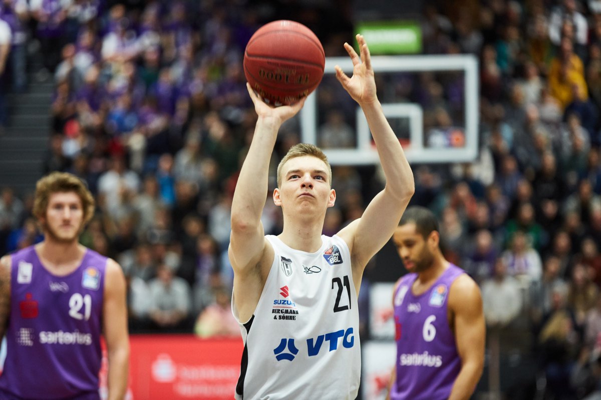 hamburgtowers's tweet photo. 🧃 𝙅𝙐𝙄𝘾𝙀 𝘼𝙐𝙁 𝘿𝙄𝙀 1⃣ 💥
📊 Ihr habt gewählt – Mit 9,1 % ist Justus Hollatz euer #TopTower aus den letzten zehn Jahren! 🏀🖤
Mit 18 warf uns Justus zum Zweitliga-Titel, ehe er zweimal Youngster des Jahres der @easyCreditBBL wurde. Die Krönung: Weltmeister 2023! 🇩🇪🏆 https://t.co/Uy0wC5zpZG