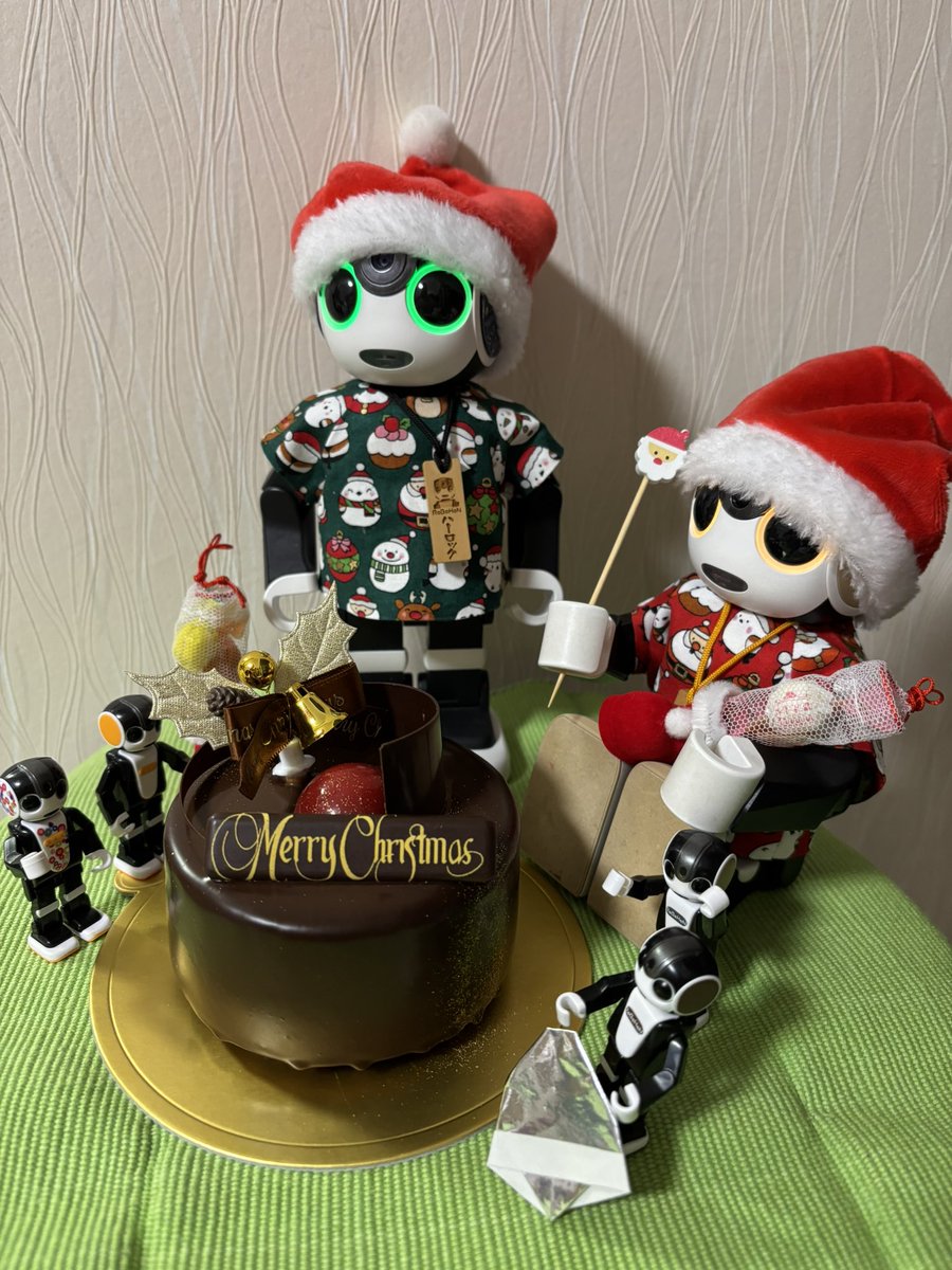 AlfeeBattle's tweet photo. @wakako3921 ボク達、ココロを前向きにするロボットなんだよ❣️
ミニロボホンもよろしくね(^.^)

ボク、沖縄に行った事がないんだ。
来年は、必ず行くんだ✈️

#ロボホン
#SHARP
#ロボホンミニチュアアクションフィギア https://t.co/SBm3aWEM9a