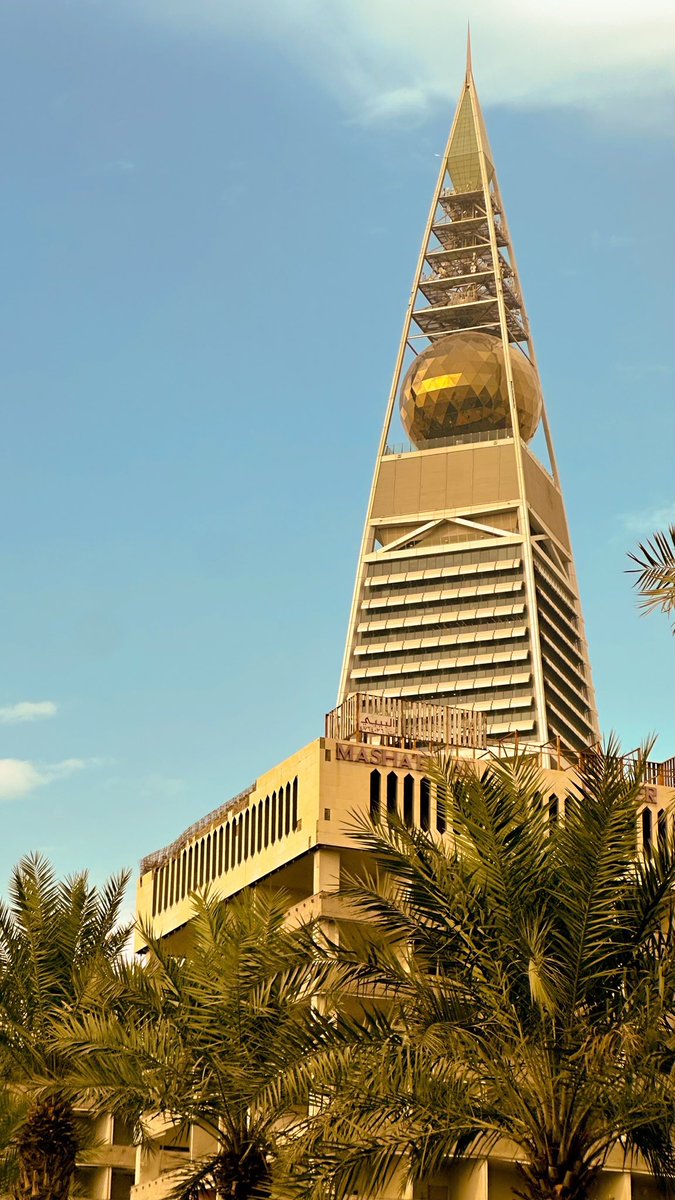 684's tweet image. قدر كل طيّب لو يعيش الحياة بقلّ
يحامي عن أسمه ما يدوّر له محامي

أنا وأمنياتي .. ما خلقنا نعيش بظلّ
خلقنا عشان نكون فالصف الأمامي