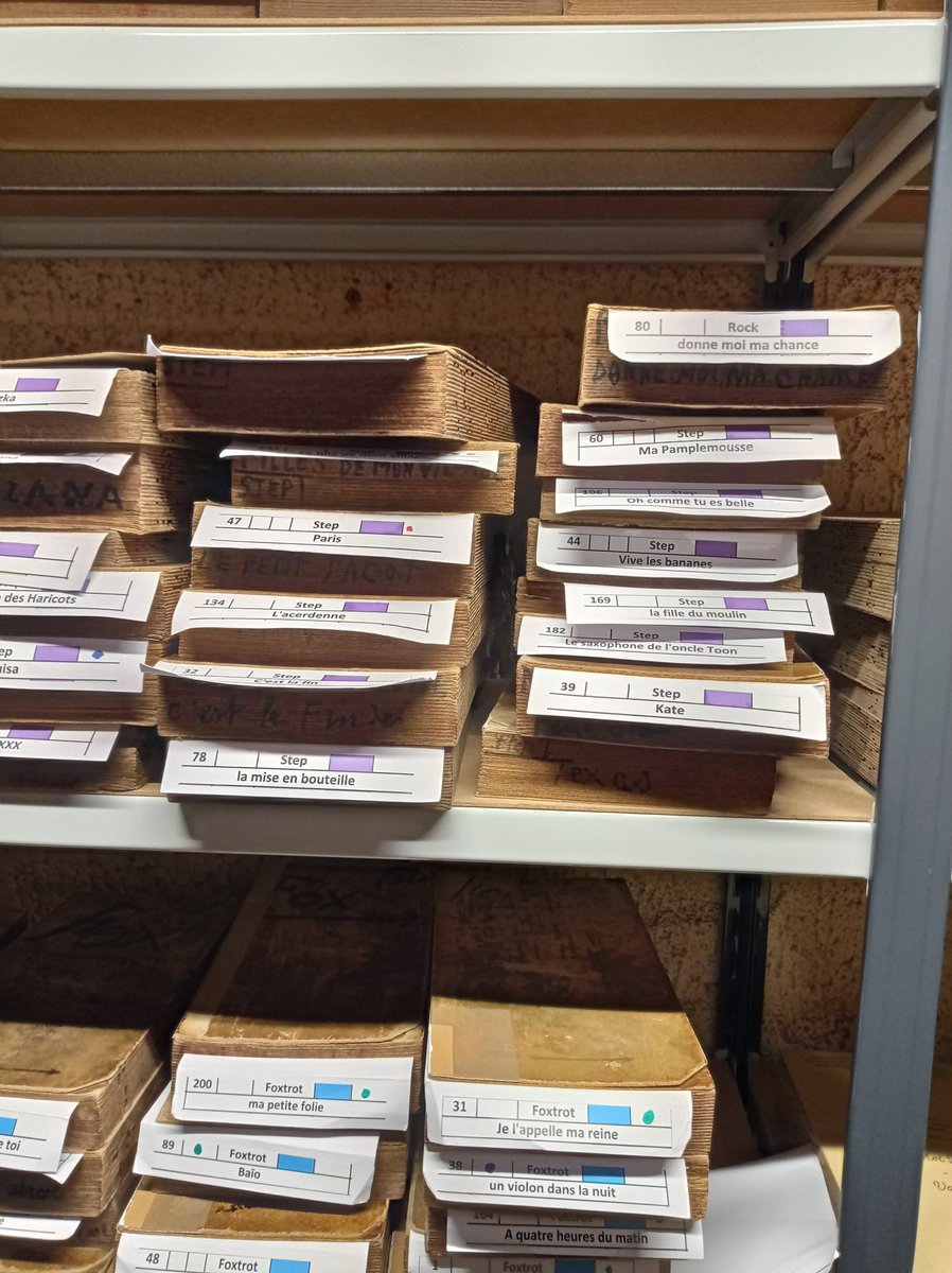 Au café des orgues, à Herzeele, dans les Flandres françaises, on mange du potjevleesch et de la carbonade au milieu des trois orgues automatiques monumentales, ancêtres des Juke box, qui jouent alternativement.