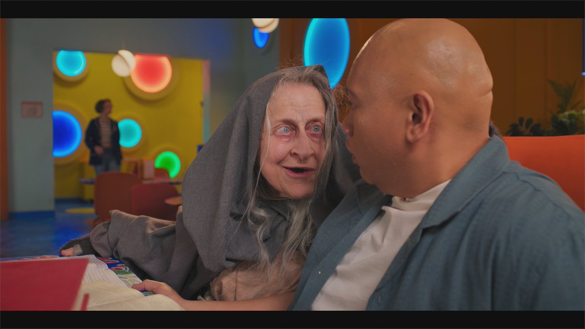 Tu abuela diciéndote que has comido poco... después de haberte obligado a repetir tres veces. 👵🏼🫃🏻